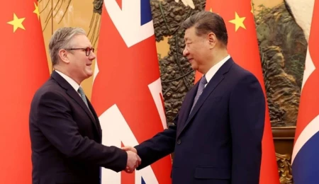 İngiltere Başbakanı Starmer, Çin lideri Şi’ye Arsenal-Manchester United maçının topunu hediye etti