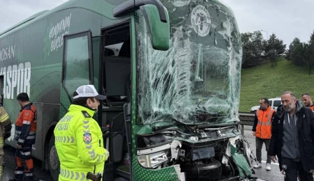Konyaspor otobüsü İstanbul’da kaza yaptı: Otobüs şoförü ve 2 futbolcu yaralandı