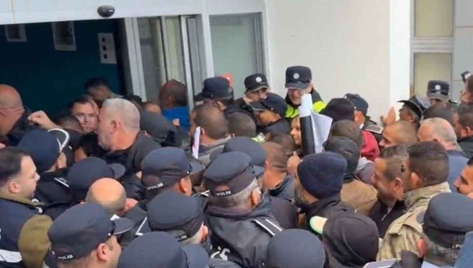 Bakanlığa yumurta fırlatıldı, eylemciler bakanlığa girdi