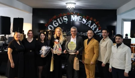 Erhürman, Halk Dansları Federasyonu yaşam boyu hizmet ödül törende