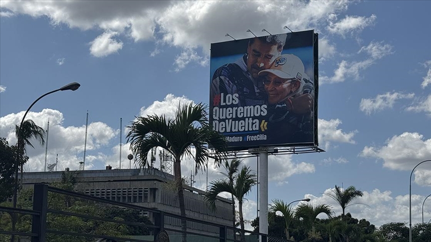 Venezuela’da otoyola Maduro ve eși için “sizleri geri istiyoruz” afişleri asıldı