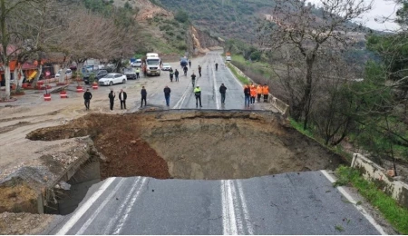 İzmir’de şiddetli yağış nedeniyle Selçuk-Aydın kara yolu çöktü