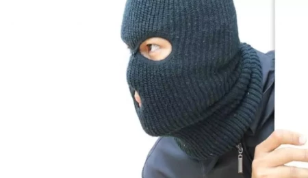 Güney Kıbrıs’ta bir ev sahibi, maskeli grupla beraber kiracılarına saldırdı