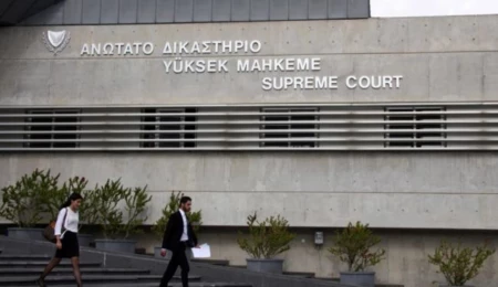 Güney Kıbrıs’ta Yüksek Mahkemeden polisin banka kasalarını kontrol edebilmesiyle ilgili emsal karar