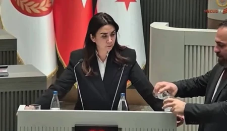 Meclis’te fiber protokolü görüşmeleri sürüyor: Çavuş kürsüde konuşan Baybars’ın bardağına su doldurdu