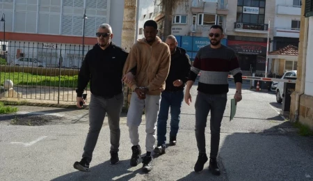 Üzerinde ve evinde 145 gram uyuşturucu ve tonla para bulunan zanlı 3 gün tutuklu