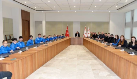 Tufan Erhürman, Perçinci Futbol Okulu’ndan sporcular, yöneticiler ve ailelerle görüştü