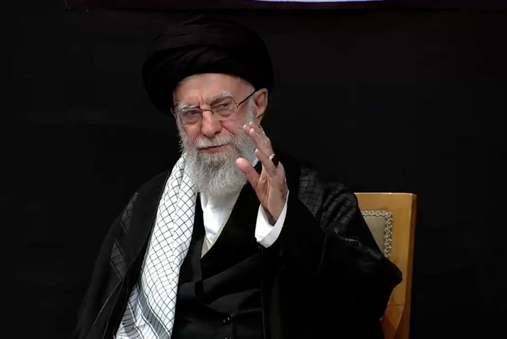 İsrail’in ilk saldırılarda Pezeşkiyan ve Hamaney’i hedef aldığı iddia edildi