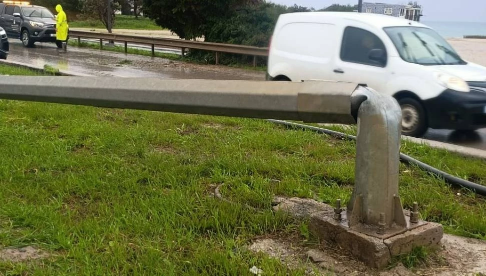 İskele’de şiddetli rüzgar ağaç ve aydınlatma direklerini devirdi