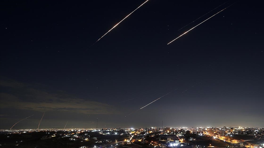 İran, ABD üslerine ve İsrail’e yeni saldırılar düzenledi