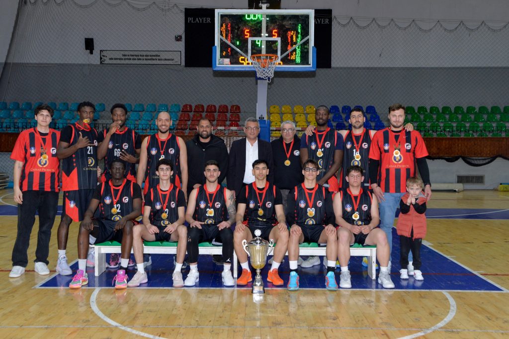 Erhürman, KKTC Basketbol Federasyonu Cumhurbaşkanlığı Kupası Final Maçı’nı izledi
