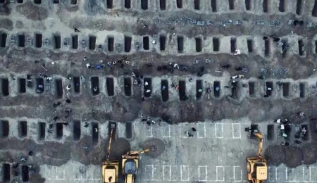 İsrail’in okul saldırısında ölen 160’tan fazla çocuk yan yana defnedilecek