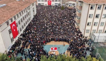 Türkiye’de öğrencisi tarafından bıçaklanan Fatma Nur öğretmen için okulunda tören düzenlendi