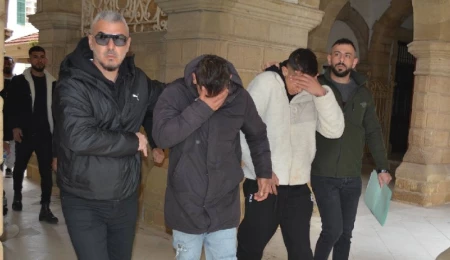 Tasarruflarında uyuşturucu bulunan iki zanlı 3 gün tutuklu kalacak