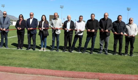 Değirmenlik’te zemini doğal çime dönüştürülen Sadık Cemil Stadyumu’nda açılış töreni yapıldı