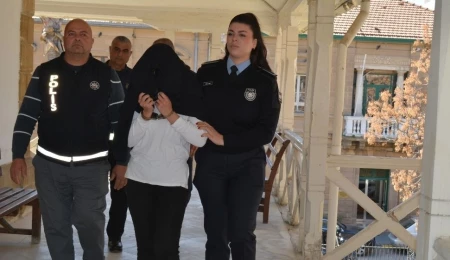 Temizlik için gittiği evlerden para ve altın çalan sanığa 4 yıl hapis