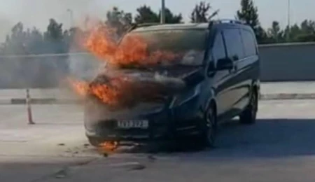 Ercan Havalimanı’nda turistik araç yandı!