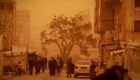 Gazze’de etkili olan kum fırtınası Filistinlilerin hayatını daha da zorlaştırdı