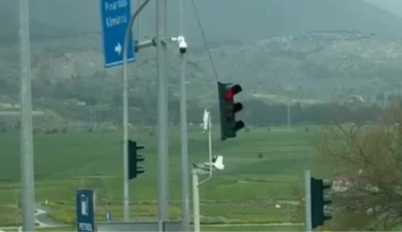 Şiddetli rüzgâr etkili oldu: Trafik ışıkları sarktı, Gönyeli Stadı’nda teller yan devrildi