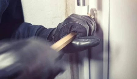 Limasol’da maskeli gençler, yabancı uyrukluların evini bastı