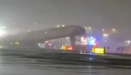 ABD’nin New York kentinde uçak iniş sırasında itfaiye aracına çarptı