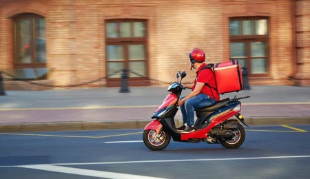 Güney Kıbrıs’ta Wolt paketçileri düşük maaş ve güvenlik gerekçesiyle grevde