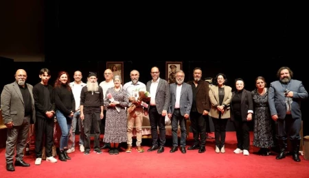 İskele Belediyesi, 4’üncü Tiyatro Günleri “Hadi Öldürsene Canikom” oyunuyla başladı