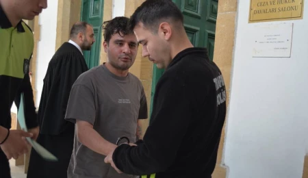 Uçağa sarhoş bindi, polislere küfür etti: Aldığım içkileri uçağa sokamayacağımı öğrenince hepsini içtim