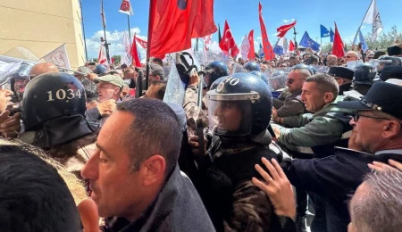 Meclis açılmadı; grevler askıya alındı!