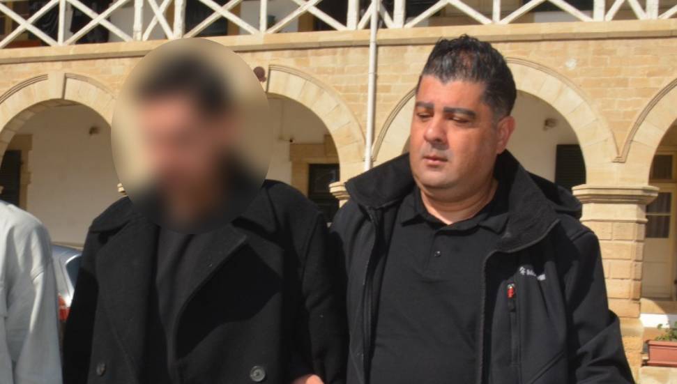 Sahte belgeyle ülkeye cins köpekleri sokmaya çalıştı