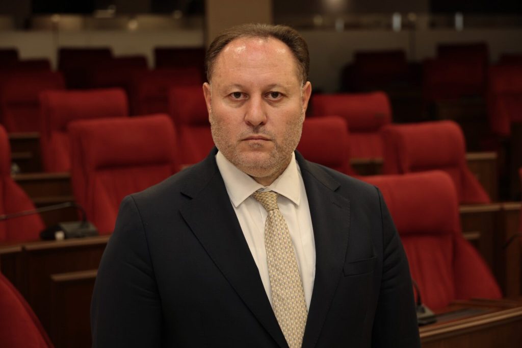 Meclis Başkanı Ziya Öztürkler, sendikalarla hükümet arasında yüzde yüz bir uzlaşı sağlanması halinde Meclis’in açılabileceğini söyledi.