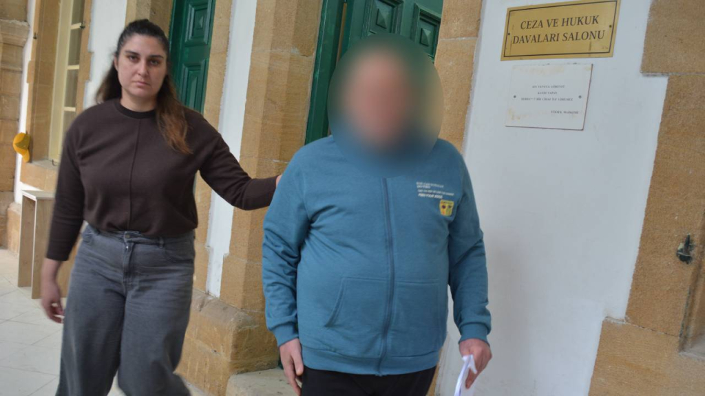 Kıbrıs Cumhuriyeti kimliği çıkartmak için para aldı!