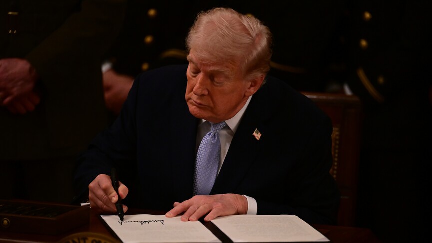 Trump, istihbarata “yetkisiz dinleme” imkanı veren yasadaki maddenin geçerlilik süresinin uzatılmasını onayladı