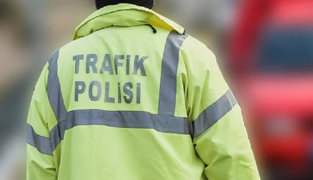 Lefkoşa-Güzelyurt Anayolu’nda bir araç refüje çarparak alev aldı: Sürücü olay yerinden kaçtı