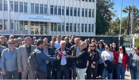 Türk-Sen, BES ve El-Sen hastane önünde: Onlar bizim yasal haklarımızı tanımazsa bizde onların grev yasağını tanımamaya devam edeceğiz