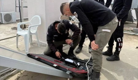 Lefkoşa’da bir apartman boşluğunda mahsur kalan minik kedi kurtarıldı
