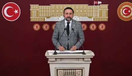 Karayel’den GKRY’deki bayrak yakma eylemine tepki: Provokatif ve düşmanca bir zihniyet