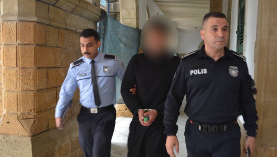 Husumetli olduğu komşusunu vurarak ağır yaraladı