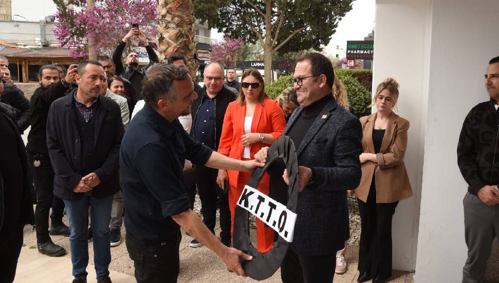 Sendikalar, Ticaret Odası’nı kınadı; Oda’ya siyah çelenk bıraktı