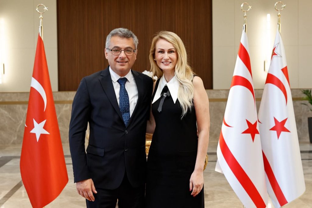 Cumhurbaşkanı Tufan Erhürman ve eşi Nilden Bektaş Erhürman, Cumhurbaşkanlığı’nda bayram tebriği kabul etti