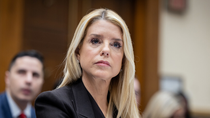 Eski ABD Adalet Bakanı Bondi, Trump’ın Epstein dosyalarındaki rolüne ilişkin sorulara cevap vermedi