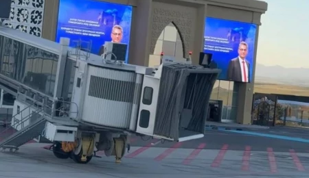 Erhürman’ın fotoğrafı Kazakistan Havaalanı’nda: Türkistan’a hoş geldiniz Sayın Tufan Erhürman