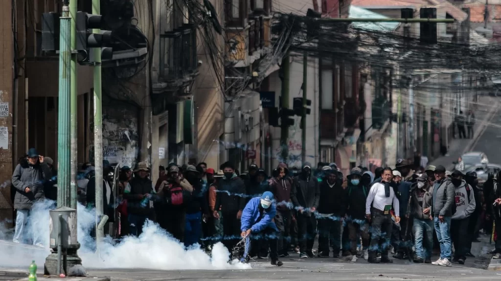 Bolivya’da hükümet karşıtı protestolar devam ederken iki bakan görevlerinden istifa etti