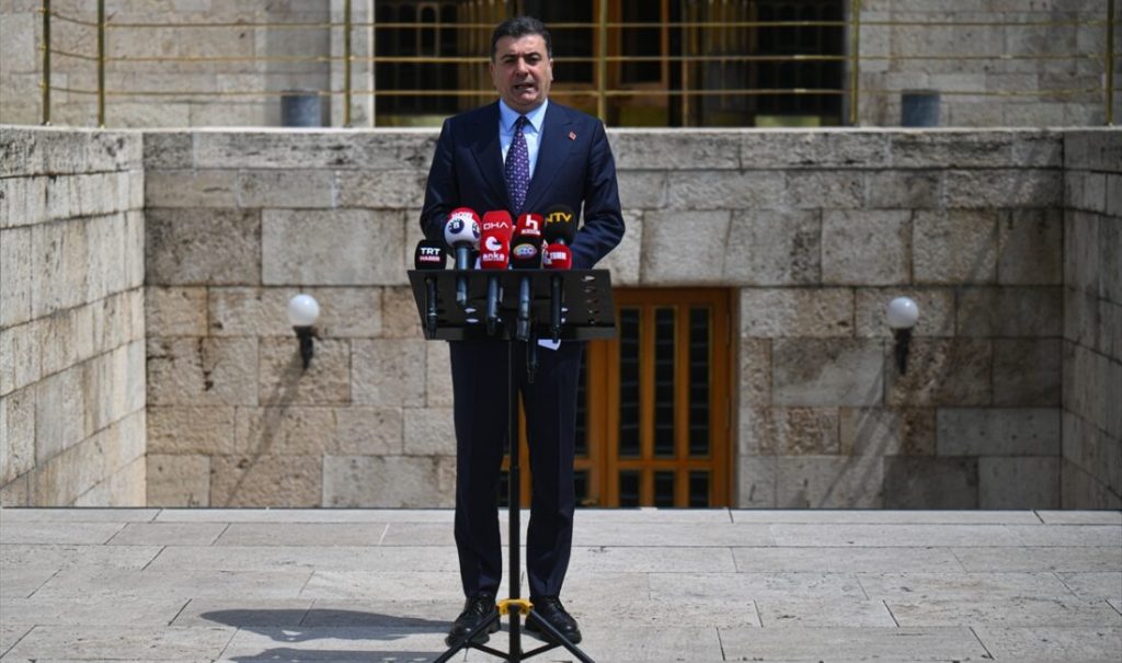 CHP’li Emre, 28 üyenin Parti Meclisi’nden istifa ettiğini açıkladı