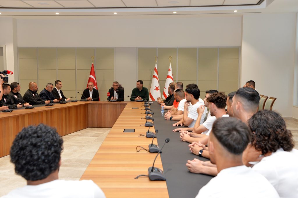 Erhürman, KKTC A Milli Futbol Takımı’nı kabul etti