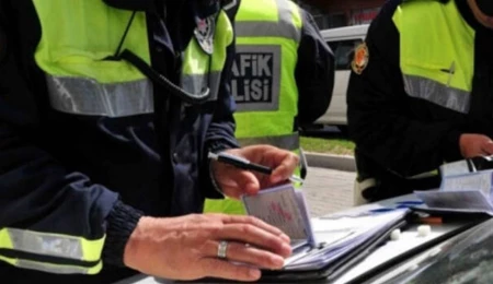 Trafik raporu: 354 sürücü hakkında yasal işlem başlatıldı, 53 araç trafikten men edildi, 2 kişi tutuklandı