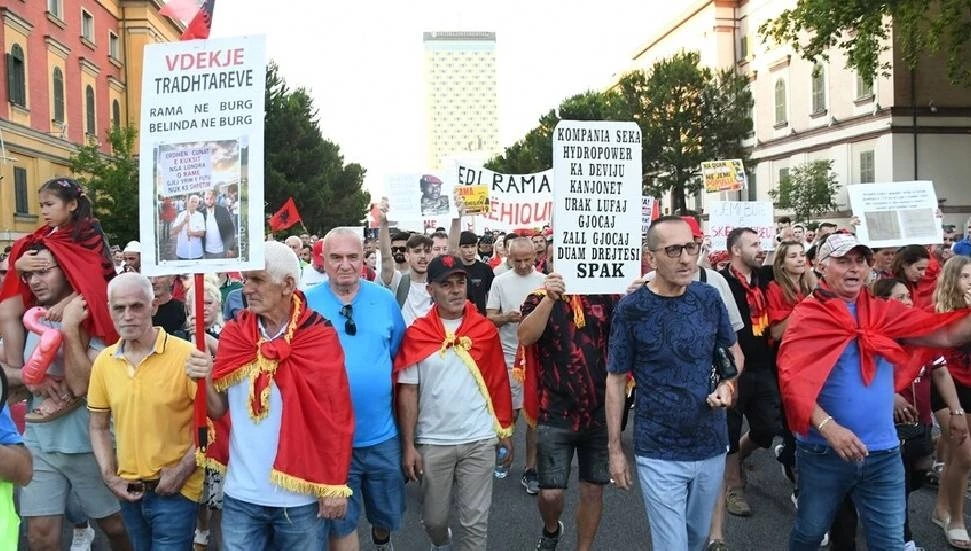 Arnavutluk’ta Zvernec’teki turizm projesine karşı gösteriler 20. gününde sürüyor