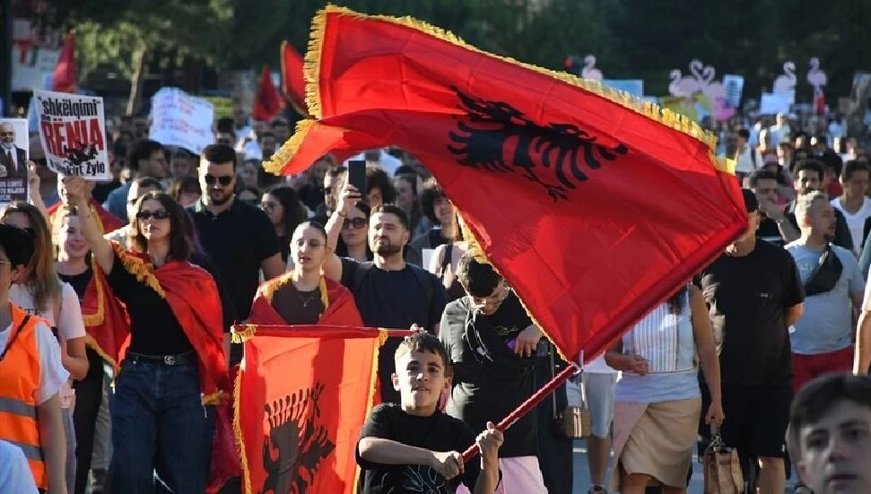Arnavutluk’ta bir kez daha binlerce kişinin katılımıyla turizm projesi karşıtı gösteri düzenlendi