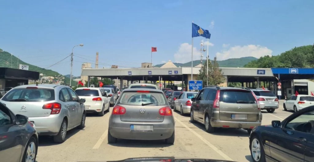Kosova-Arnavutluk sınırında kilometrelerce araç kuyruğu oluştu