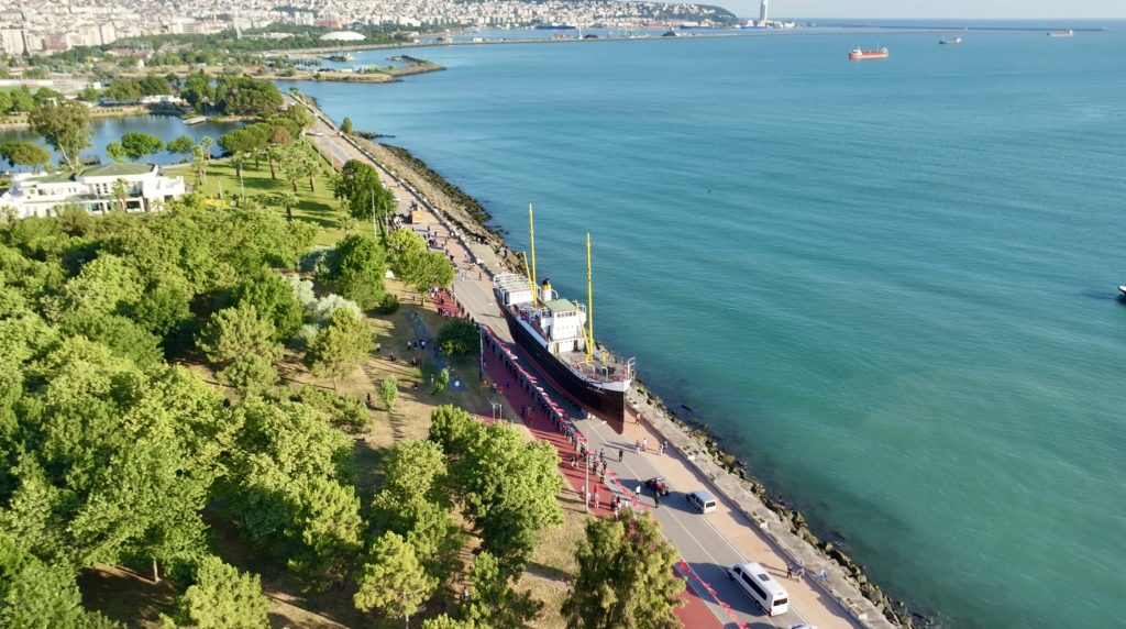 Bandırma Gemi Müzesi karadan yürütülerek İstiklal Meydanı’na taşındı